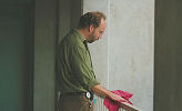Cleveland Heep (Paul Giamatti) cleaning a rail.