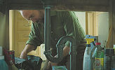 Cleveland Heep (Paul Giamatti) fixing a sink